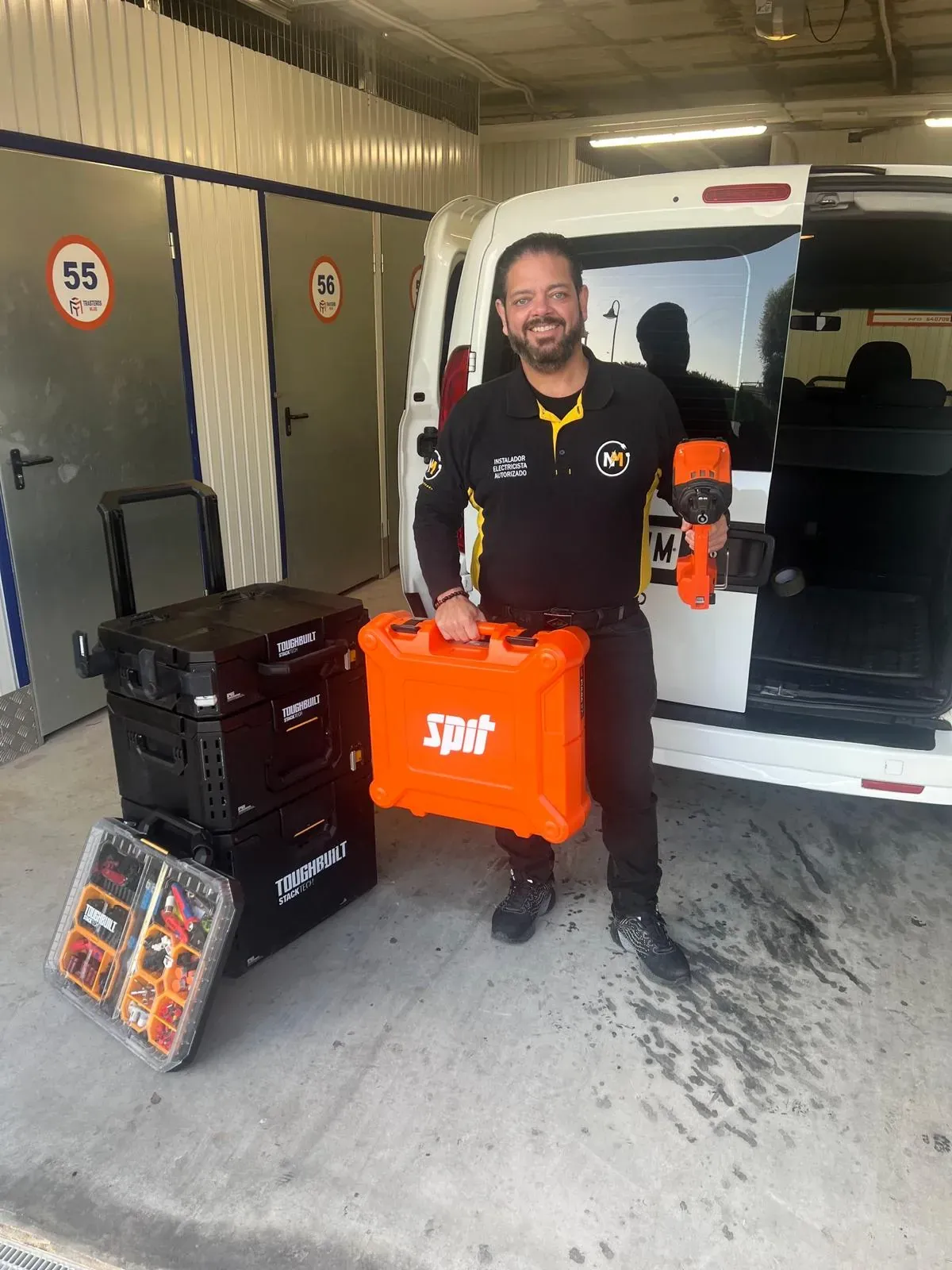 Néstor Márquez junto a su furgoneta de trabajo con las cajas de herramientas
