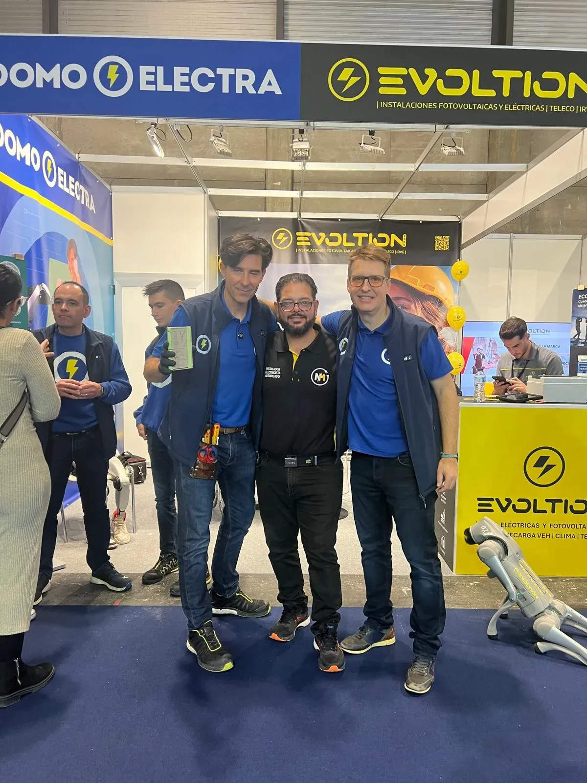 Néstor Márquez con el equipo de Domo Electra en su stand